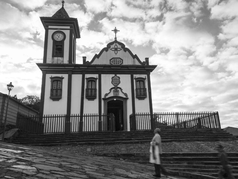 Padre chegando para celebrar a missa