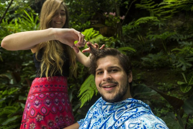 Como cortamos cabelo na estrada?