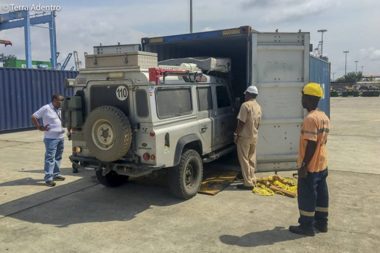 Recebendo o nosso carro no Panamá