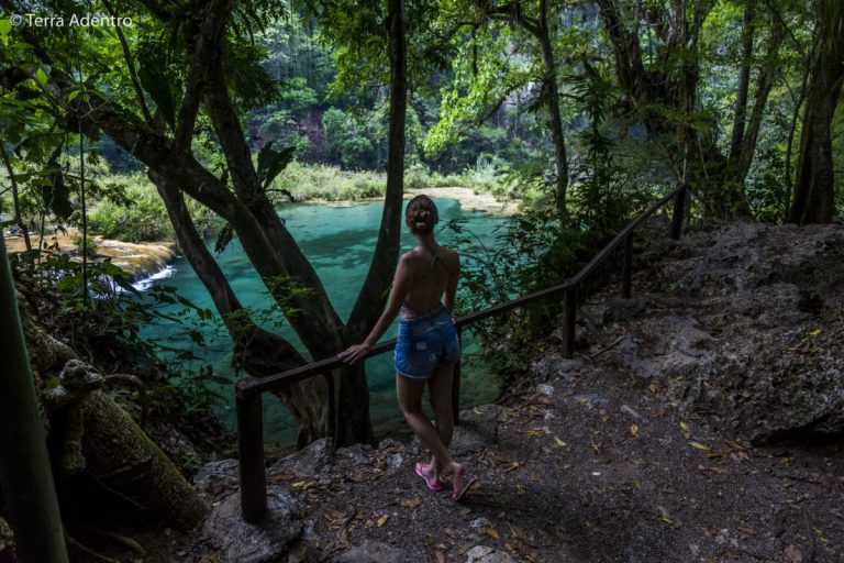 As hipnotizantes piscinas naturais de Semuc Champey