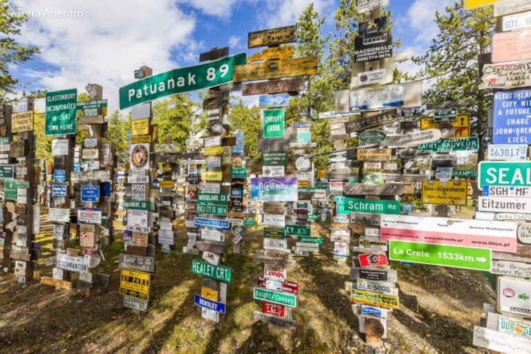 Deixando a nossa marca na Floresta de Placas de Watson Lake