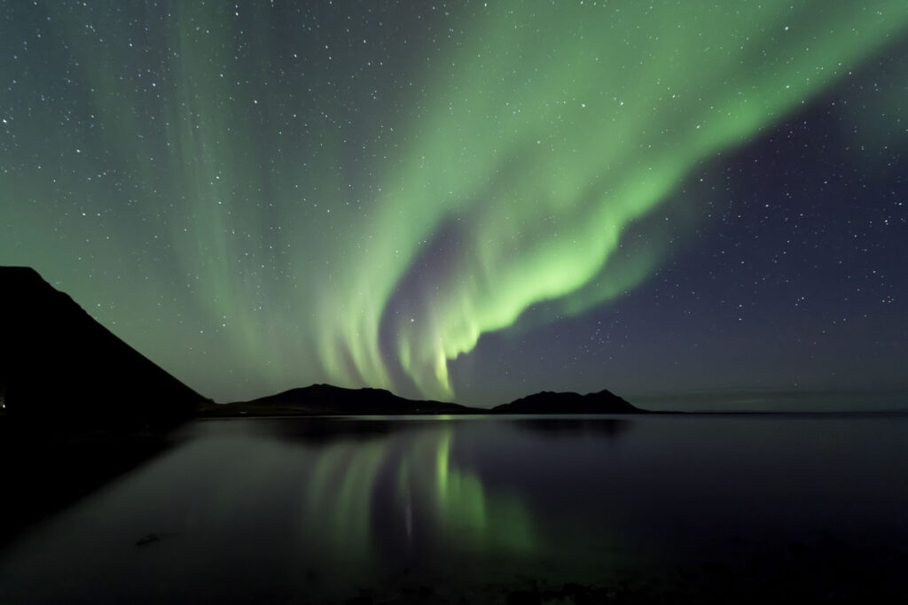 Aurora Boreal em lago na Islândia