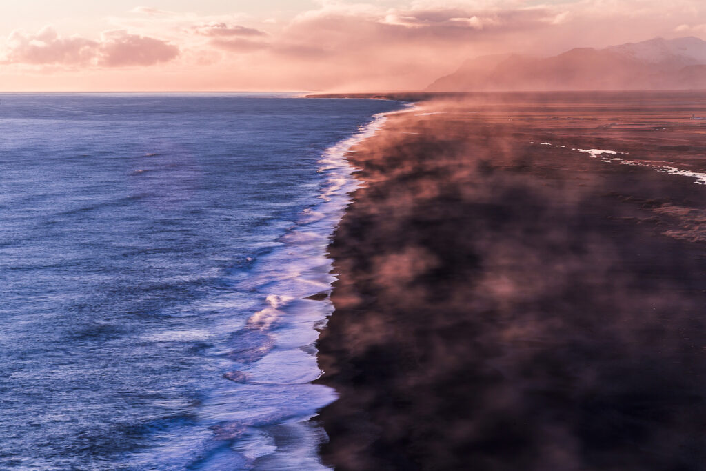 Praia de Areia Negra na Islandia