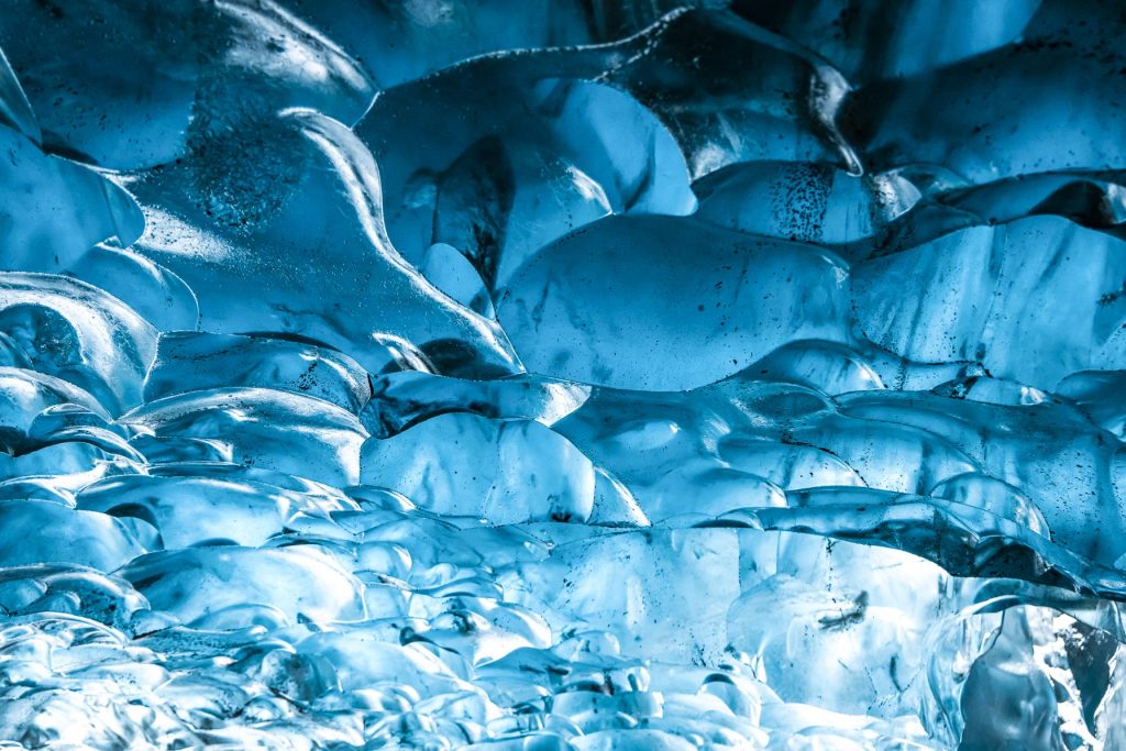 O gelo no interior da caverna da geleira no passeio da ice cave na Islândia