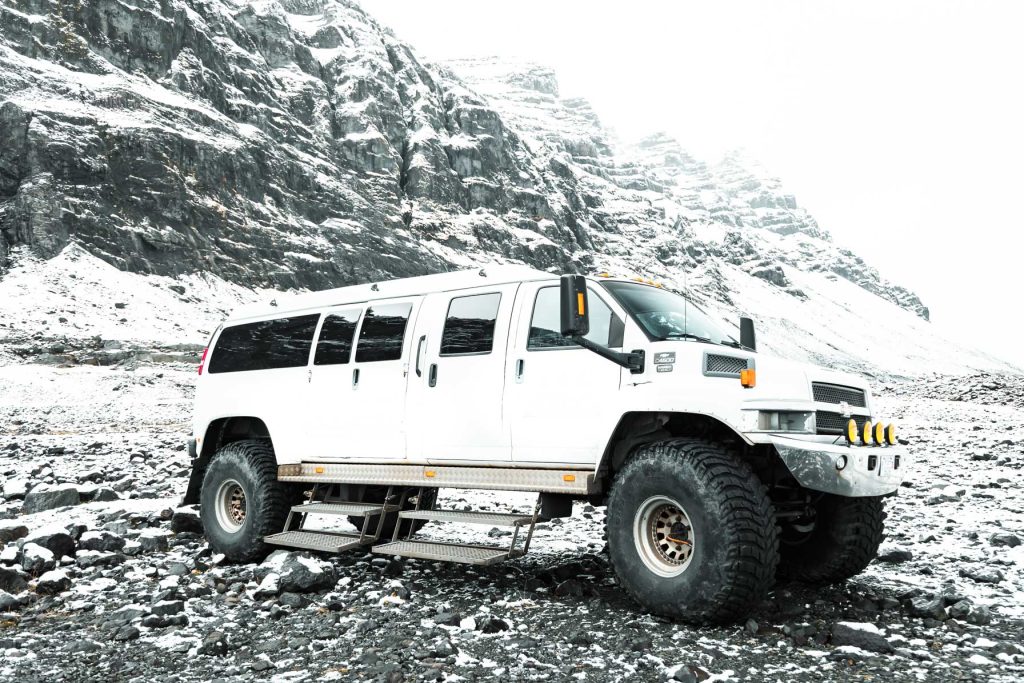 Carro que nos leva até o Glaciar Vatnajökull para o passeio dentro da caverna de gelo na Islândia.