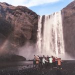 Grupo da Expedição Islândia em uma das cachoeiras do país, cenário da série Game of Thrones