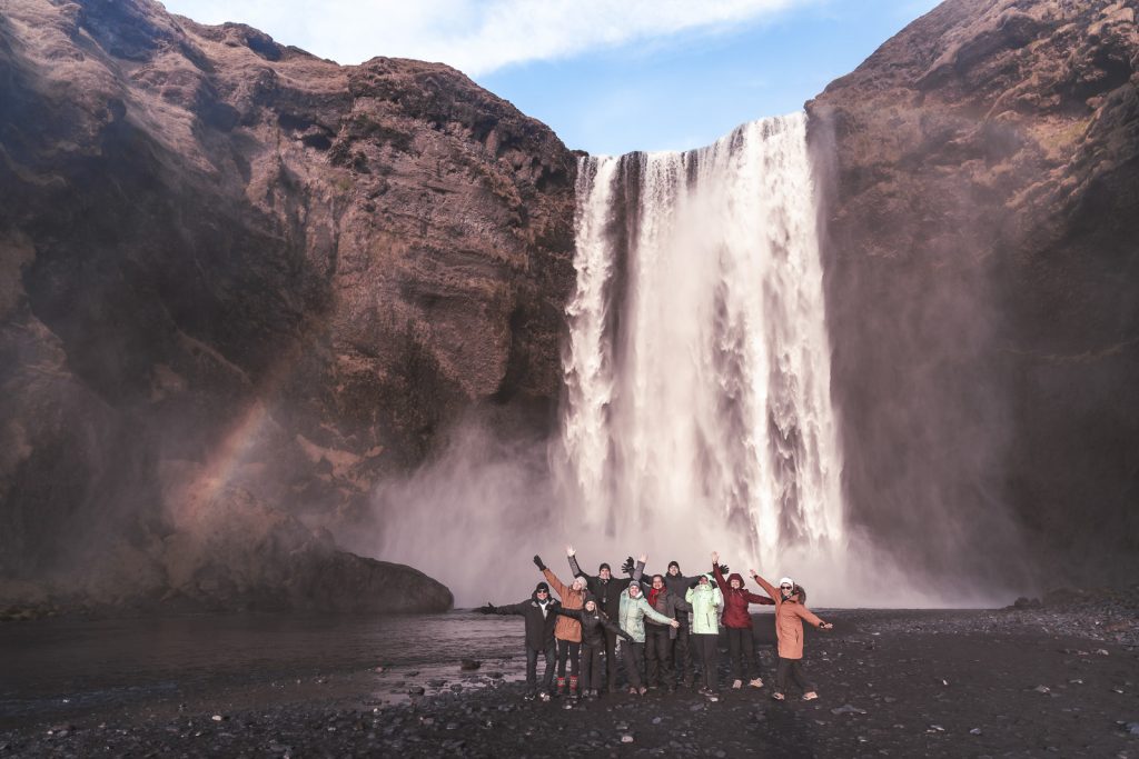 Aurora Boreal: guia completo sobre o fenômeno mais incrível da natureza - Grupo na cachoeira Skógafoss.