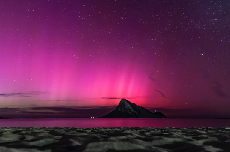 Aurora boreal e aurora austral colorem o céu do mundo durante tempestade solar mais rara dos últimos 30 anos
