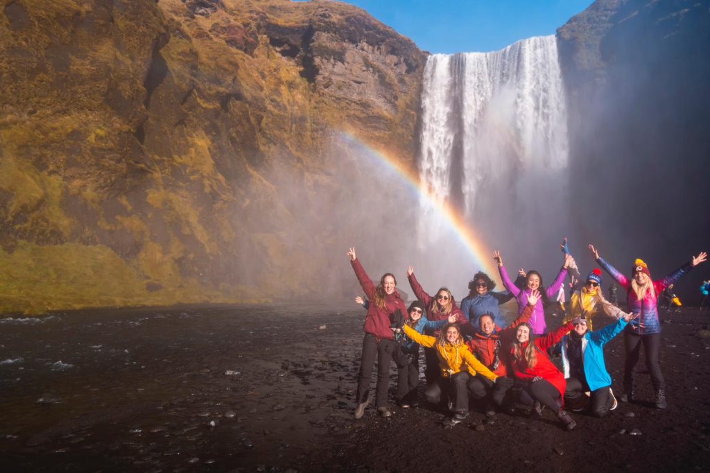 Viajantes da Expedição Islândia na Skógafoss