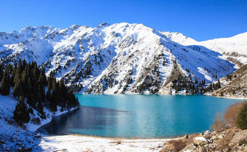 Top 10 lugares mais frios do planeta: lago Almaty no Cazaquistão.