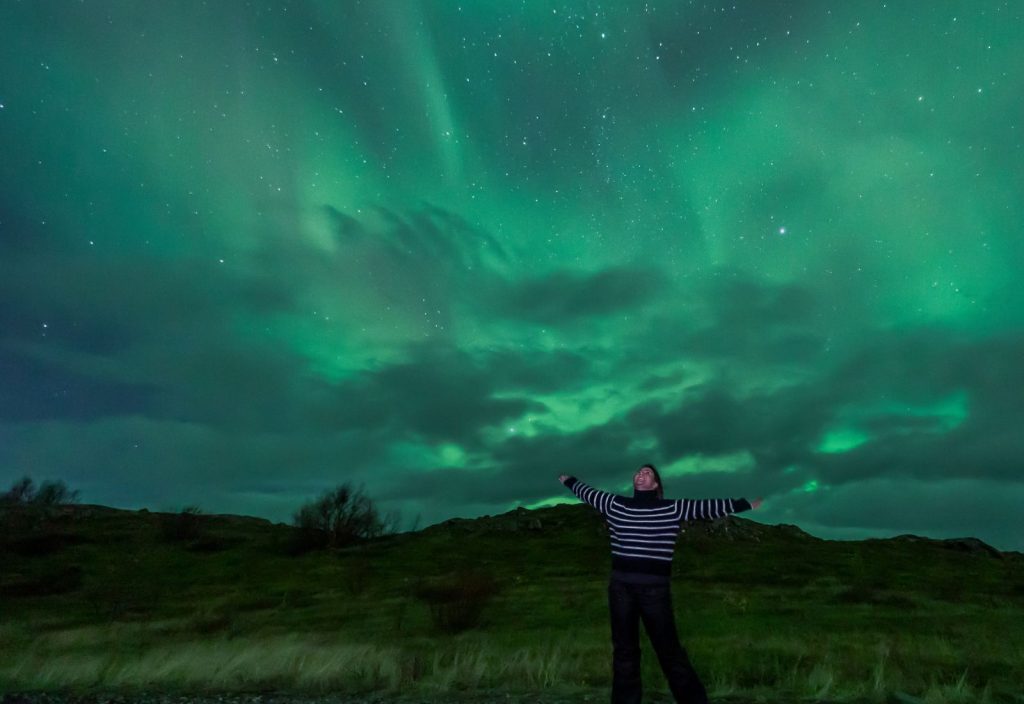Viajante, Fernanda, sob a Aurora Boreal na Islândia na temporada 2023.