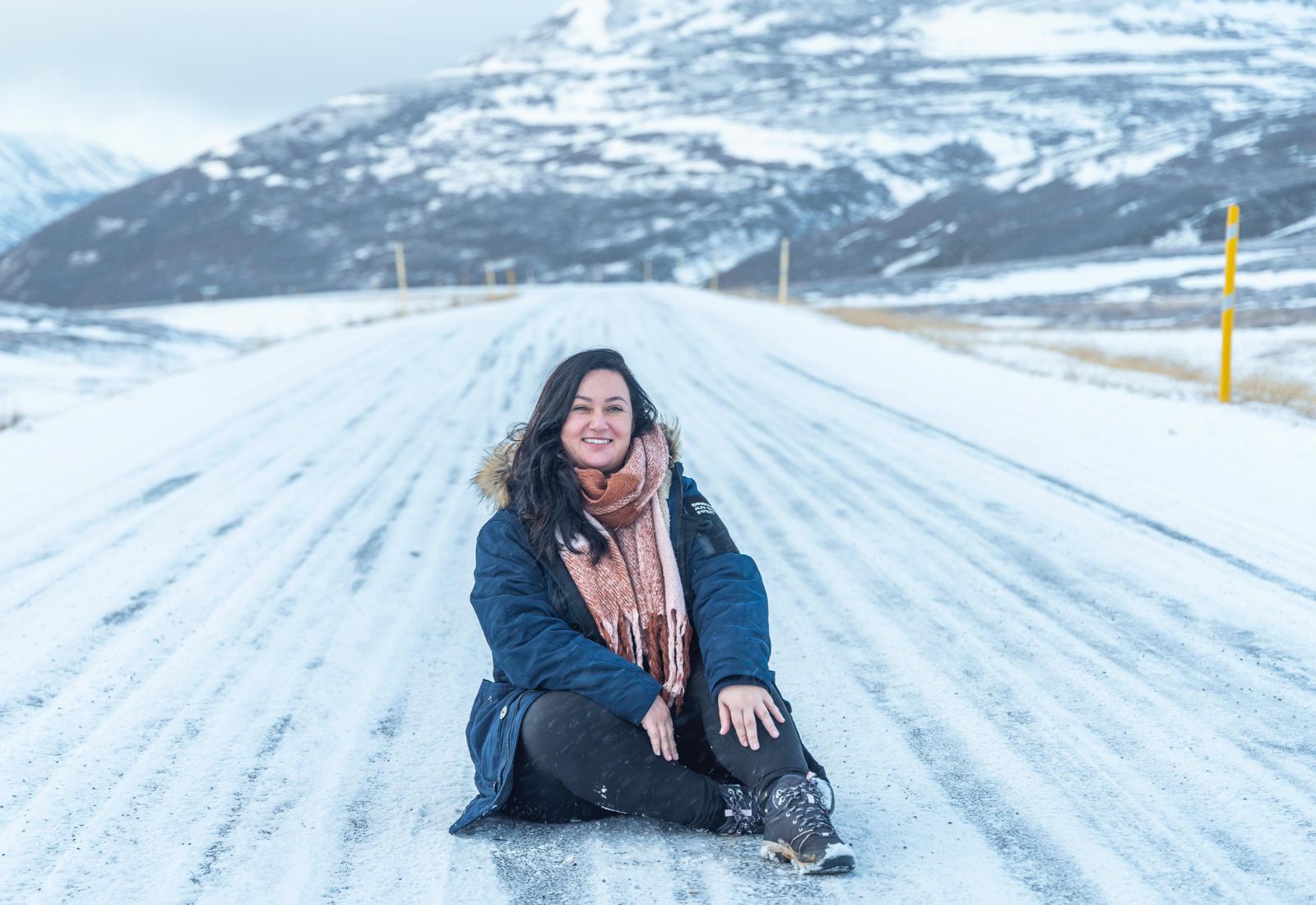 Viajante na Estrada da Islândia