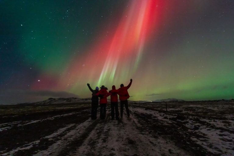 Viajantes da Expedição Islândia® com a Aurora Boreal