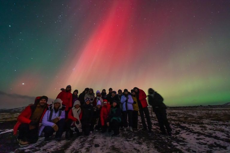 Viajantes da Expedição Islândia® sob a Aurora Boreal