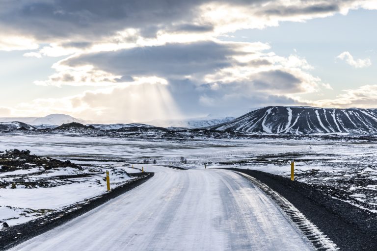 Paisagem nevada no inverno da Islândia.