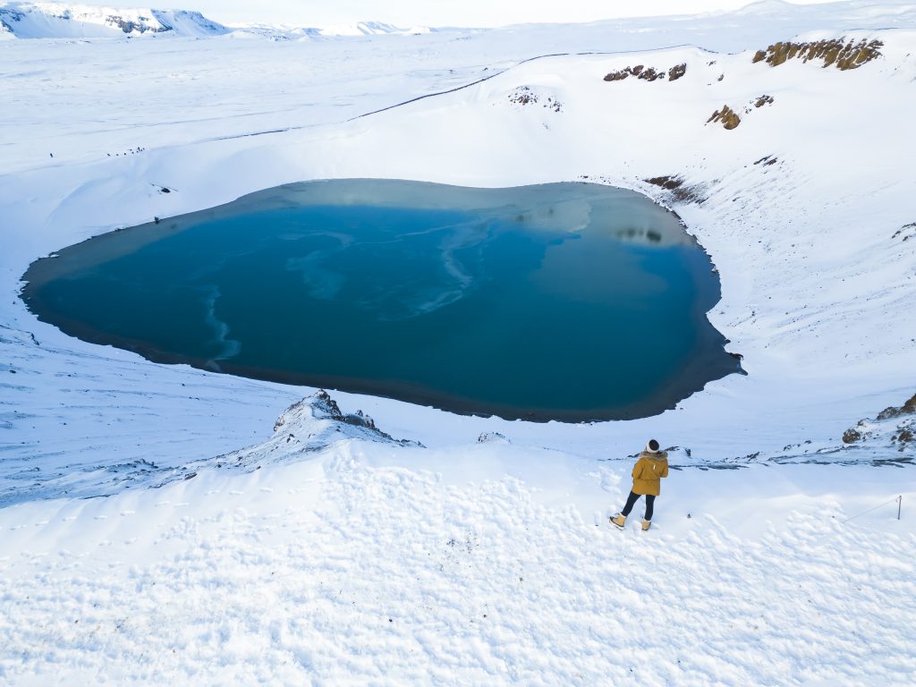 Cratera de vulcão nevada na Islândia.