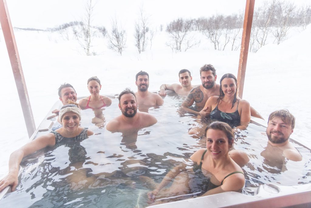 Viajantes da Expedição Ártico após a sauna finlandesa