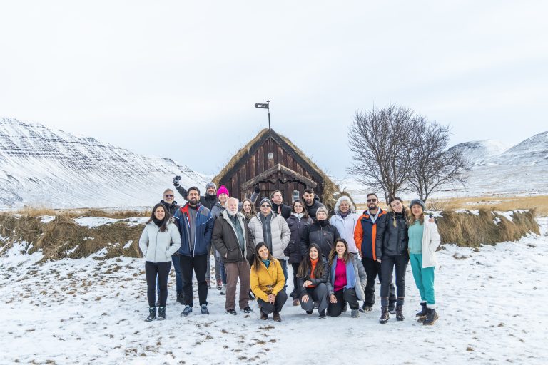 Viajantes bem equipados para o frio extremo durante a Expedição Islândia da Terra Adentro, com neve, vento e roupas térmicas adequadas.