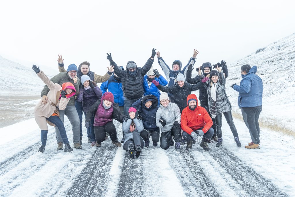 Viajantes bem equipados para o frio extremo durante a Expedição Islândia da Terra Adentro Expedições, com neve, vento e roupas térmicas adequadas.