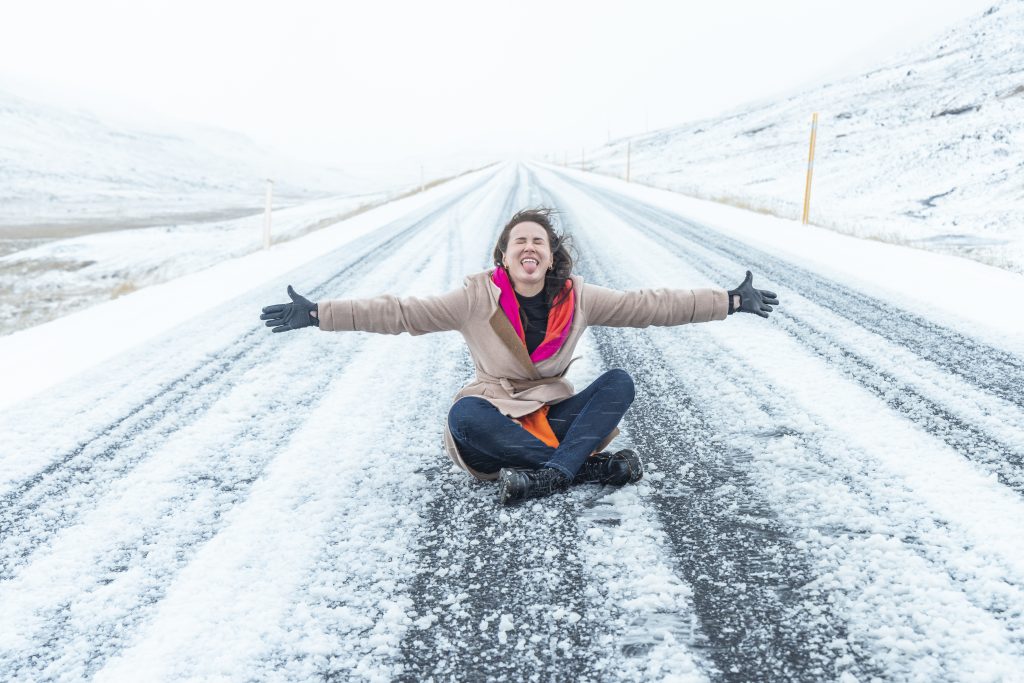 Pessoa com roupas térmicas caminhando na neve durante expedição na Islândia