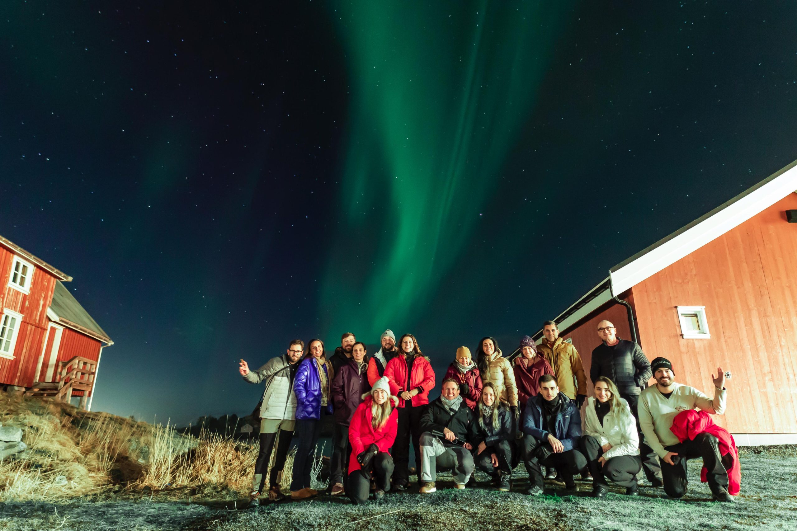 Viajantes da Expedição Ártico® sob a Aurora Boreal nas Ilhas Lofoten