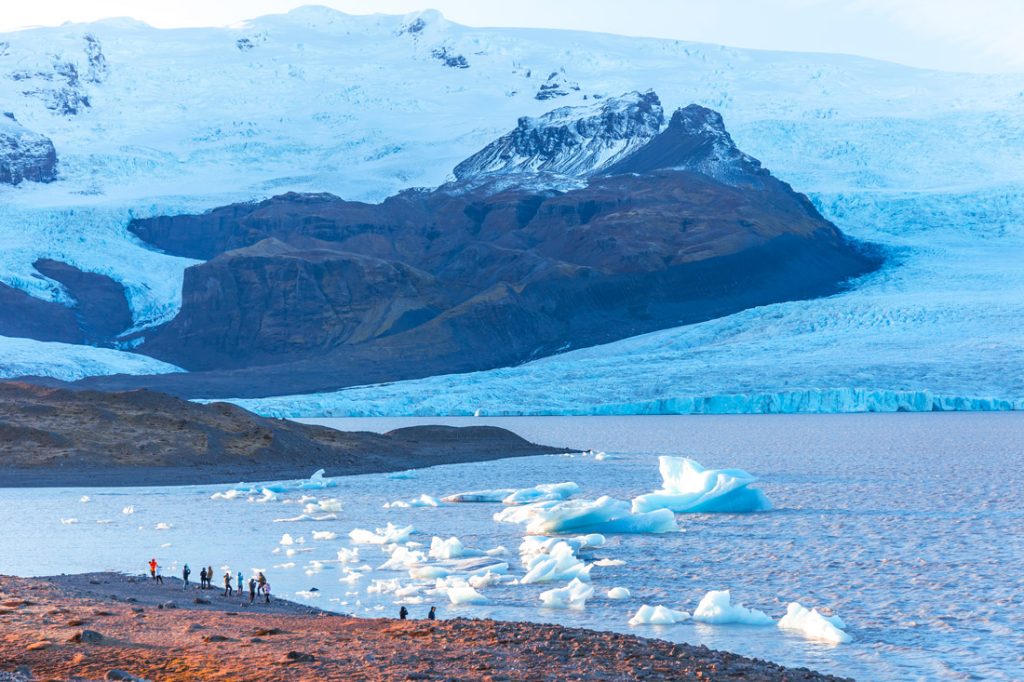 Viajantes em um Lago Glacial na Islândia