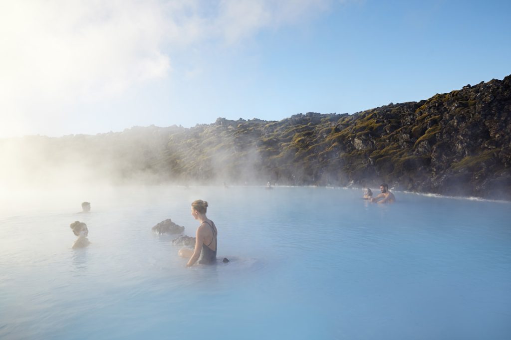 Viajantes na Blue Lagoon - uma das maravilhas do mundo moderno.