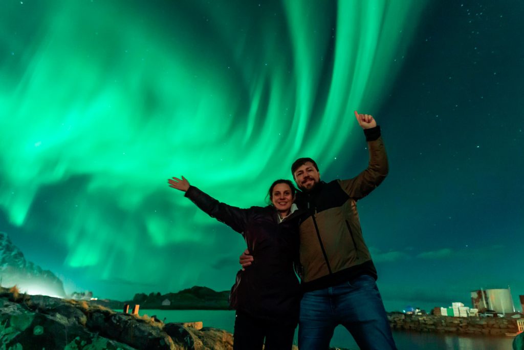 Viajantes da expedição curtindo a Aurora Boreal nas Ilhas Lofoten.