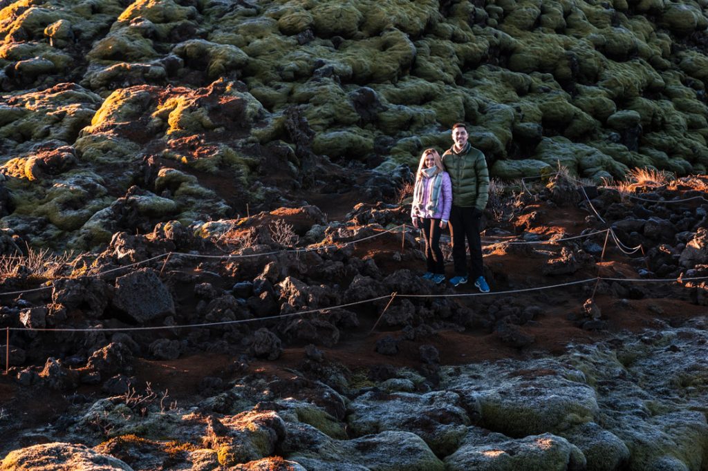 Viajantes da Expedição Islândia® em um campo de lava.