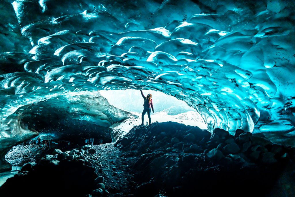 Sabrina Chinellato em caverna de gelo na Islândia