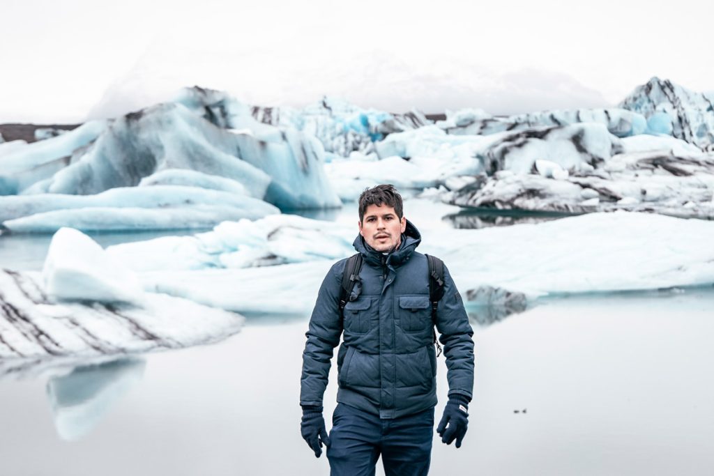 Henrique Fonseca em uma lagoa glacial na Islândia