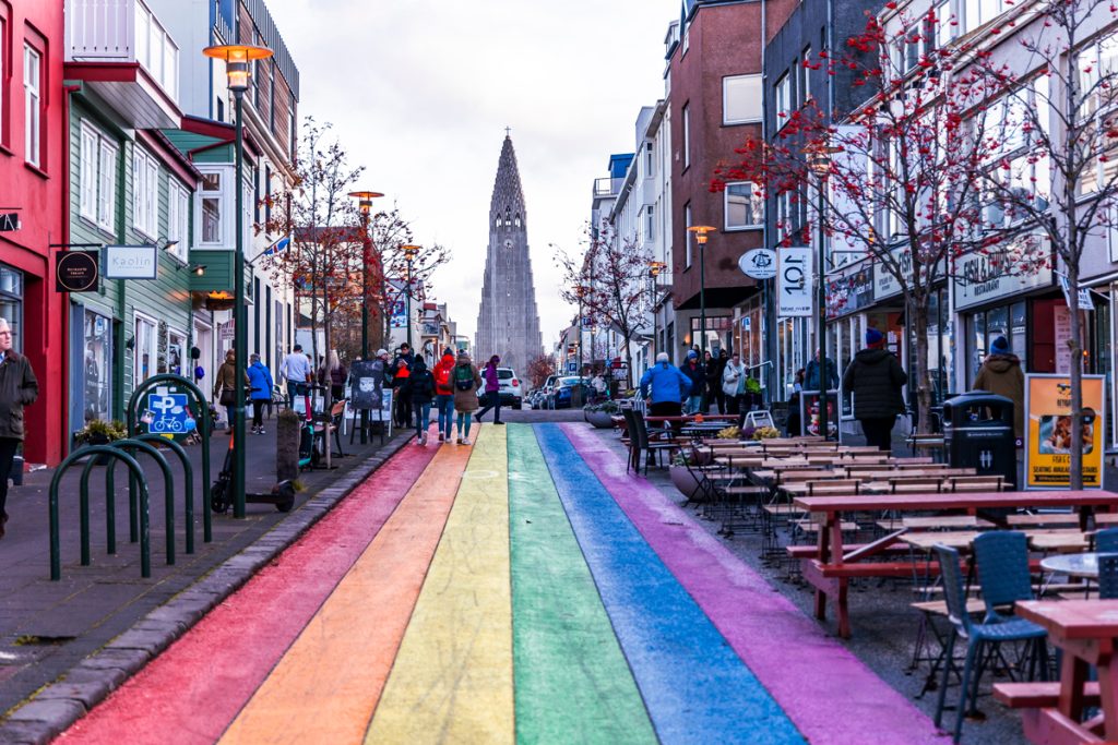 Rainbow Street no centro da cidade de Reykjavik