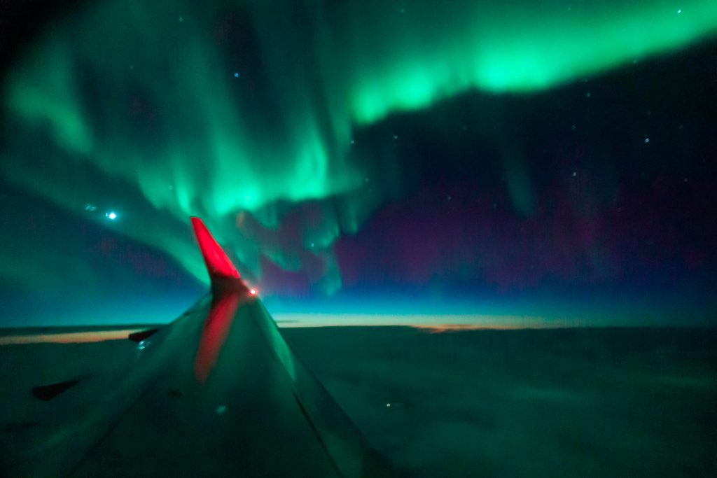 Aurora Boreal vista do avião registrada por nossa guia Sabrina Chinellato
