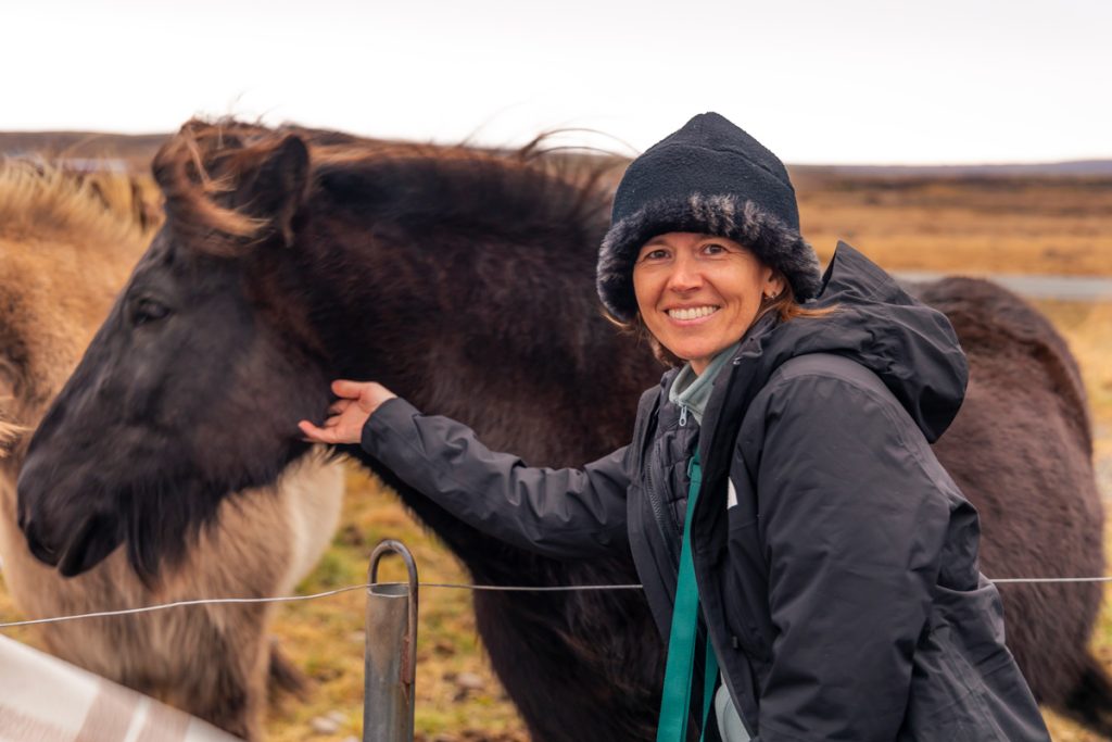 Viajante da Expedição Islândia com cavalo islandês.