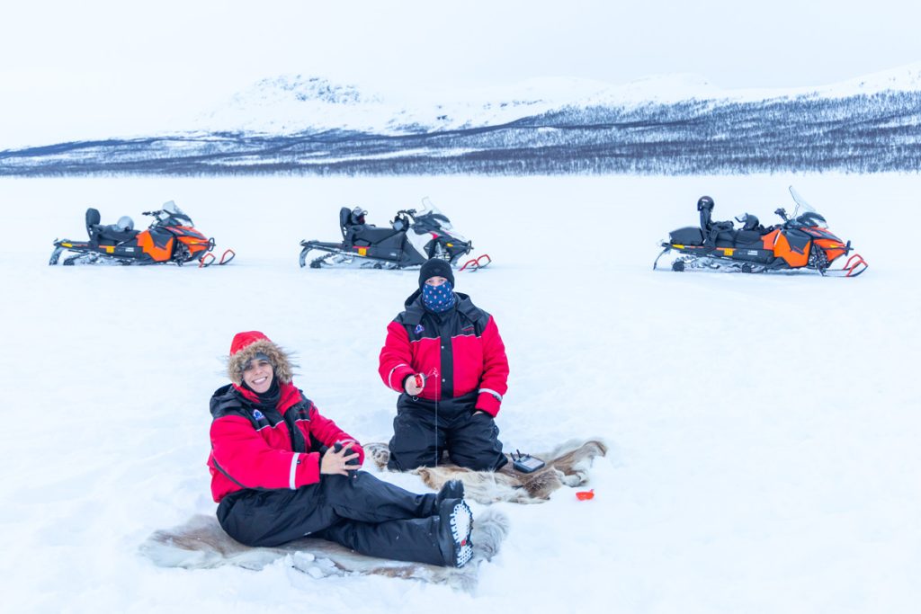 Pesca no gelo durante a Expedição Ártico.