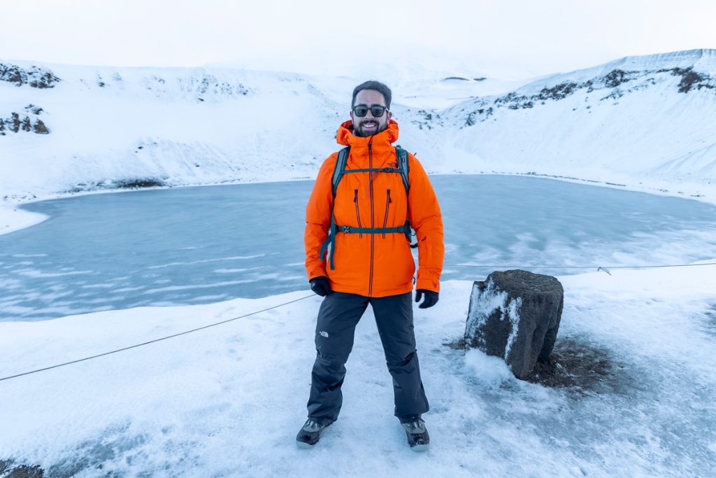 Alfonso, viajante da Expedição Islândia na cratera de um vulcão.