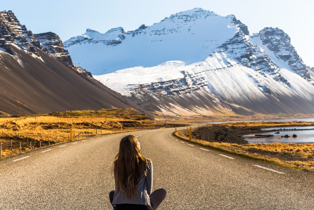 Sabrina Chinellato em uma das deslumbrantes estradas da Islândia