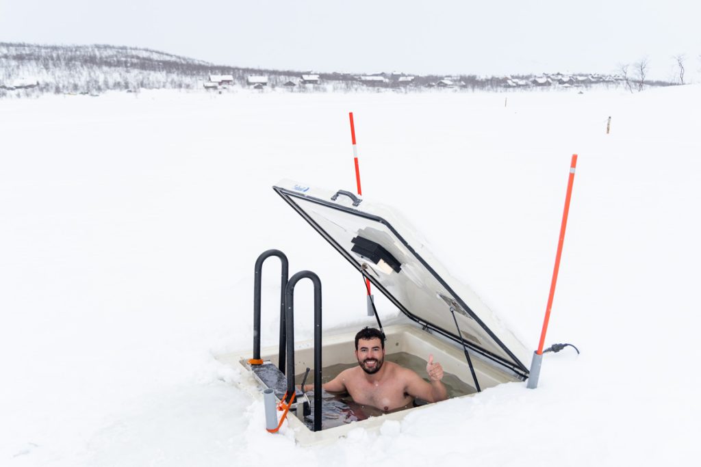 Mergulho no lago semi-congelado após a tradicional sauna finlandesa.