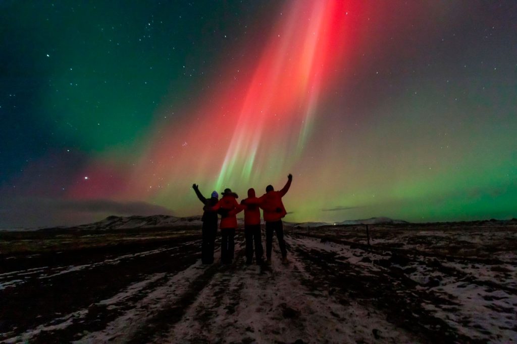 Viajantes da Expedição Islândia® sob a aurora boreal