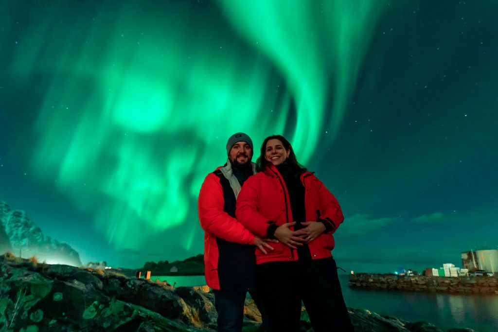 Viajantes da Expedição Ártico® temporada 2025 sob a aurora boreal.