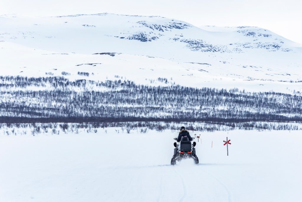 Cruzamos lagos congelados guiando motos de neve.