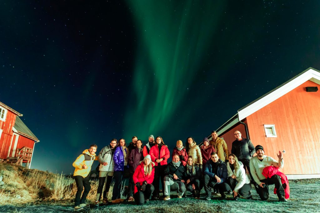 Viajantes da Expedição Ártico® em busca pela aurora boreal