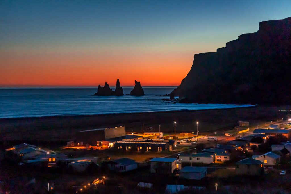 Muitas formações rochosas na paisagem islandesa são consideradas como os elfos e trolls que foram transformados em pedra. 