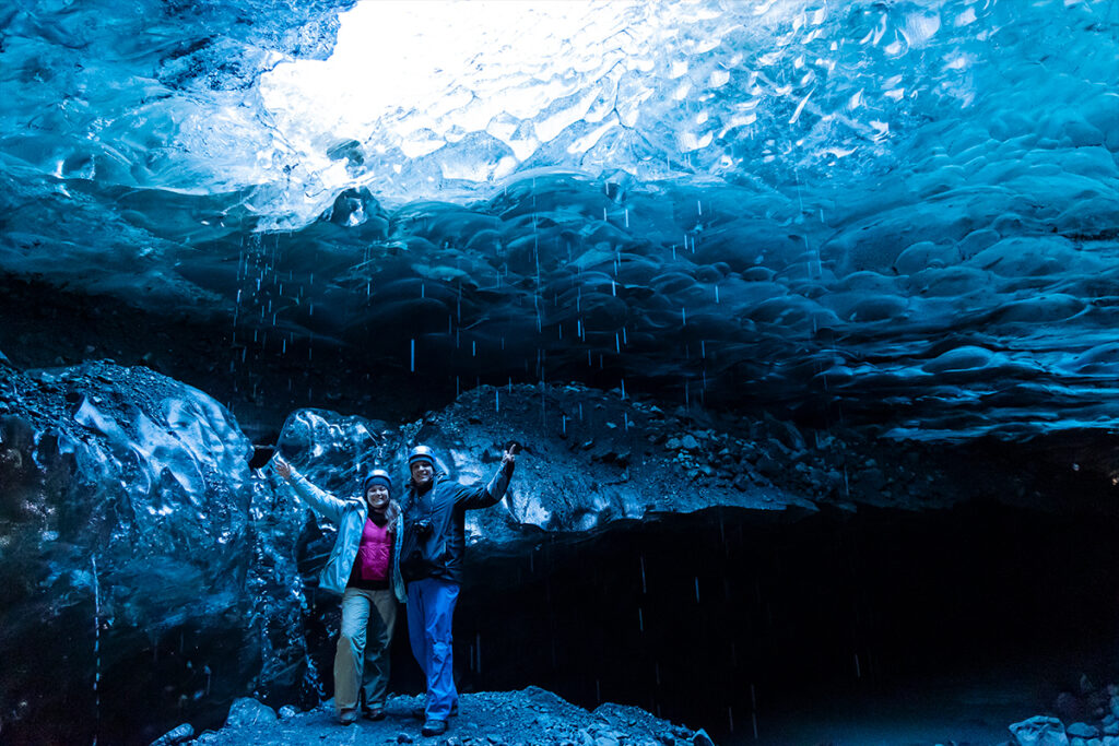 Viajantes Magdiel e Lídice em visita a uma caverna de gelo na Expedição Islândia®.