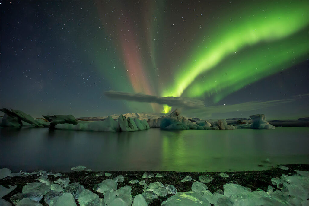 Aurora Boreal na lagoa glacial mais famosa da Islândia.