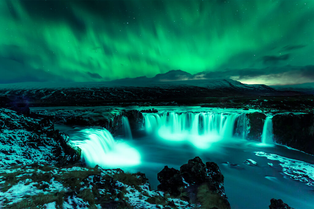 Aurora Boreal em uma das cachoeiras mais impressionantes da Islândia.