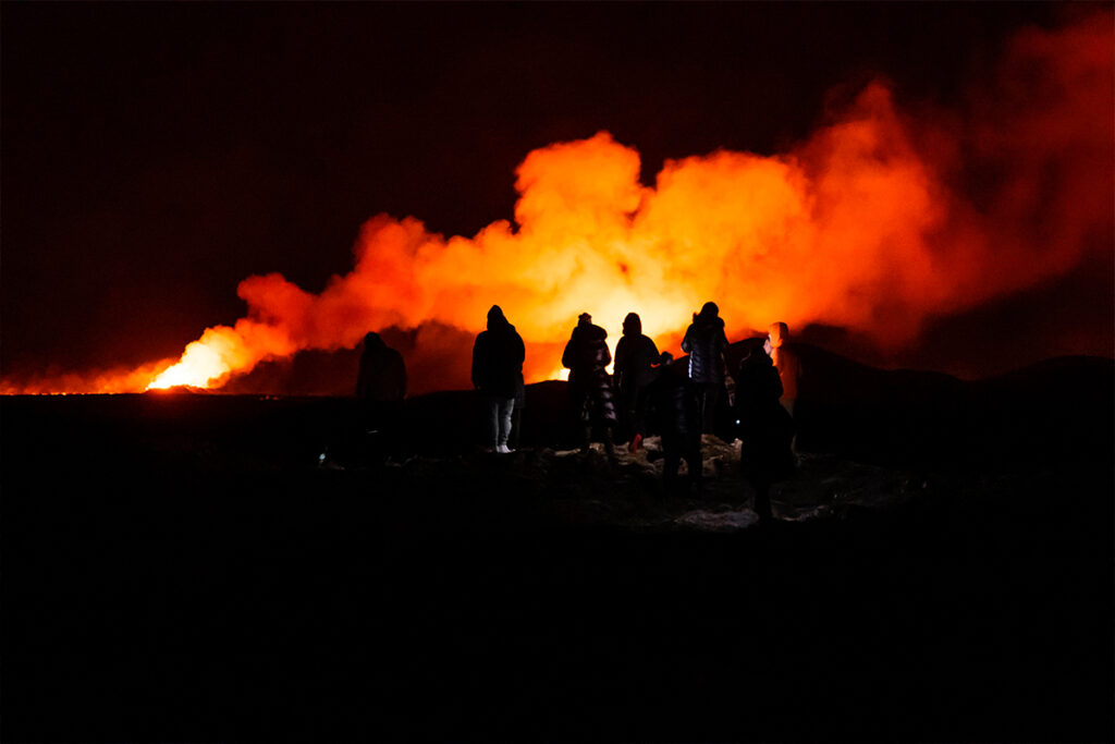 Vulcão em erupção na Islândia registrado pela guia e fotógrafa Sabrina Chinellato.