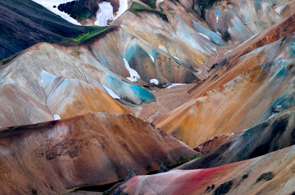 Montanhas coloridas que parecem pintadas à mão