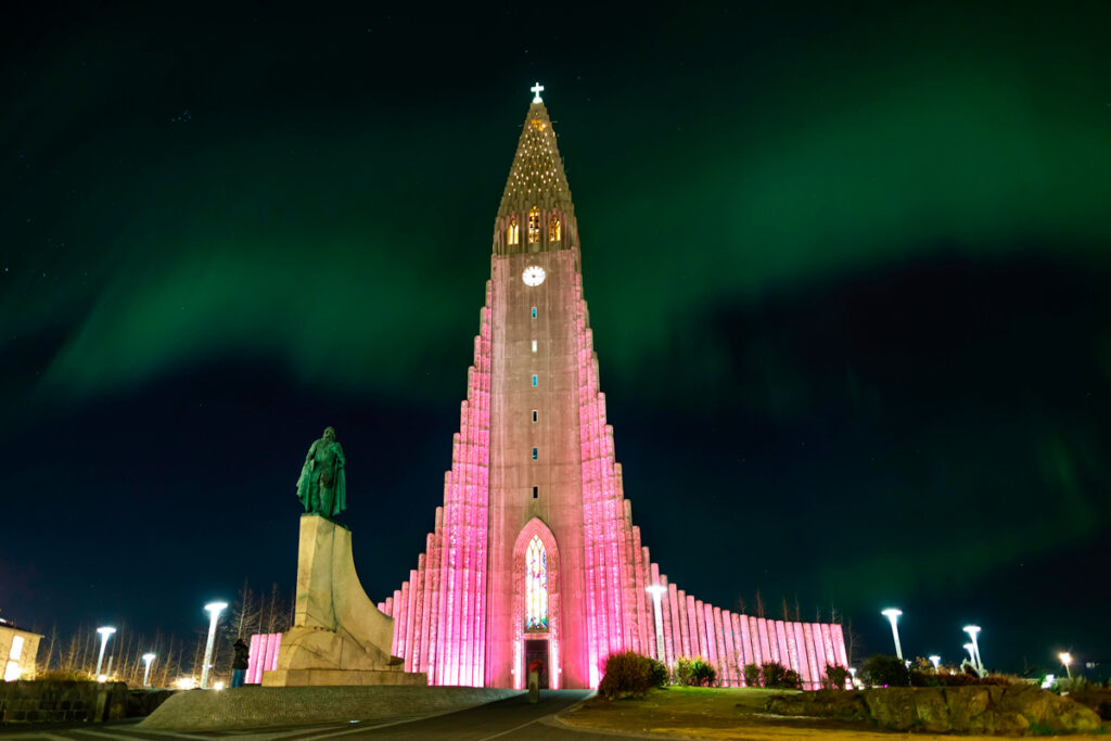 A famosa igreja  Hallgrímskirkja,  localizada no centro de Reykjavík.