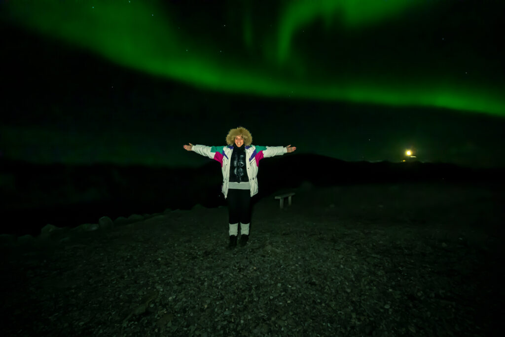 Viajante da Expedição Islândia® sob a aurora boreal.